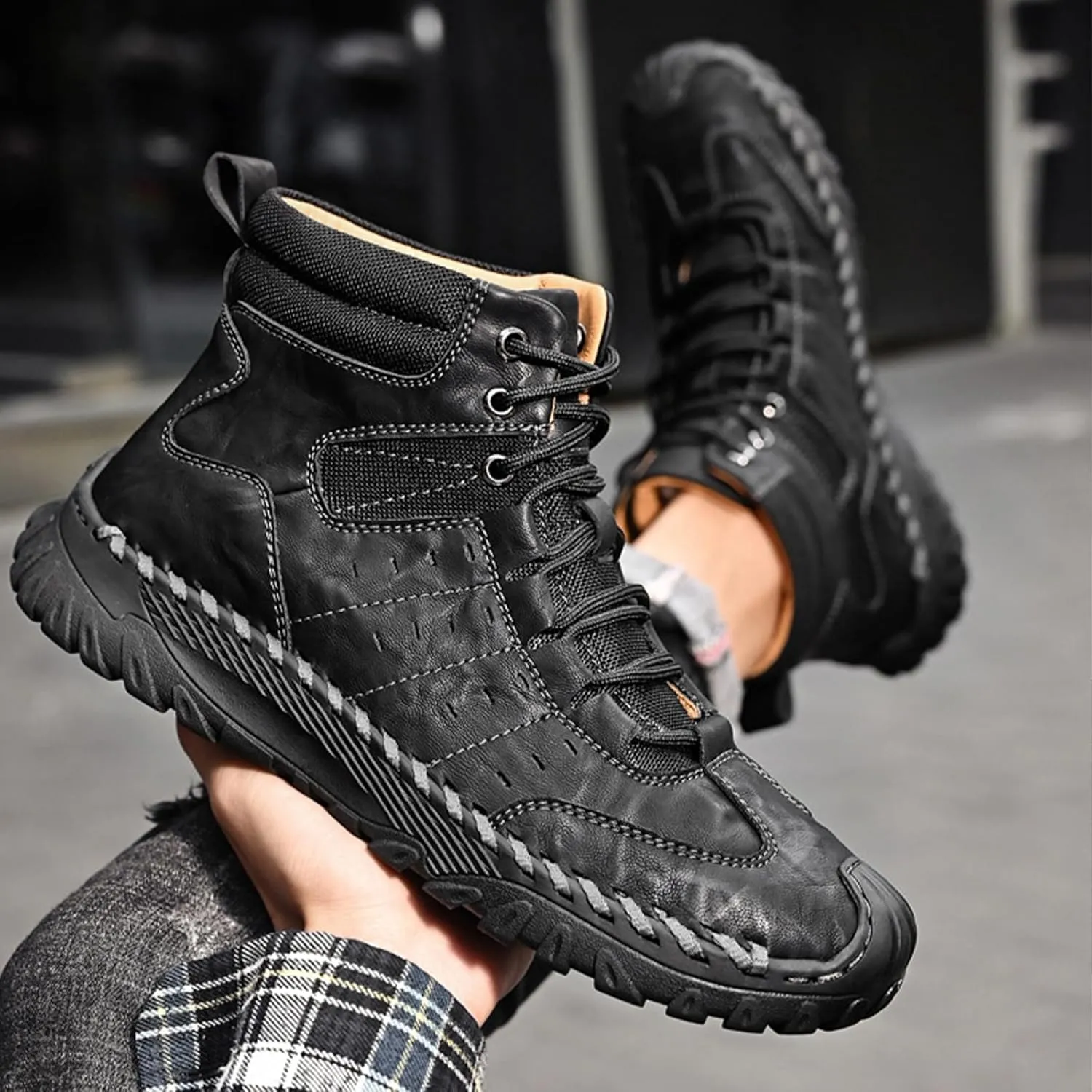 Men's Leather Hand-Sewn Lace-Up Mountaineering Boots Winter Anti-Slip Soft Sole Outdoor Work Military Boots Casual Motorcycle Walking Chukka